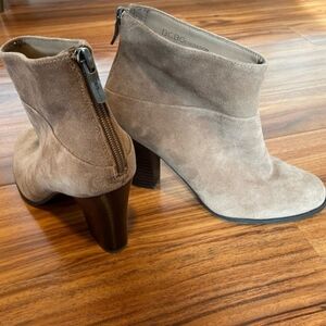 BCBGeneration Kleina Ankle Boots High Heel Booties Beige Suede Size 7.5